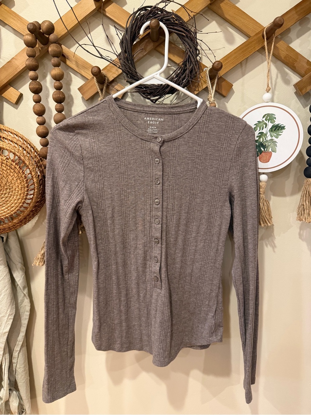 American Eagle Outfitters Long-Sleeve Ribbed Henley - Taupe Brown
